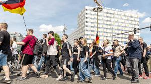 Eine kleine Nazidemonstration der sogenannten „Deutschen Jugend Voran“ (DJV) in Berlin-Mitte erreicht den Alexanderplatz.