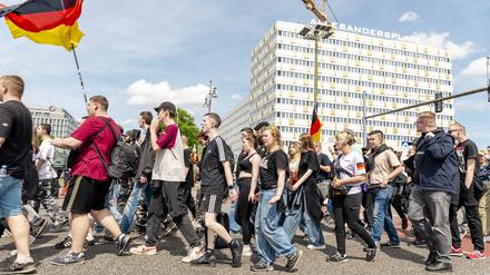 Viele Jugendliche fühlen sich gesellschaftlich nicht repräsentiert und ohnmächtig. Bildungsforscherin Kolleck erklärt, dass sie deshalb Halt in spaltenden Weltbildern suchen, die ein „Wir gegen die“ propagieren.