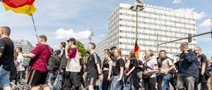 Viele Jugendliche fühlen sich gesellschaftlich nicht repräsentiert und ohnmächtig. Bildungsforscherin Kolleck erklärt, dass sie deshalb Halt in spaltenden Weltbildern suchen, die ein „Wir gegen die“ propagieren.