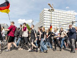 Eine kleine Nazidemonstration der sogenannten „Deutschen Jugend Voran“ (DJV) in Berlin-Mitte erreicht den Alexanderplatz.