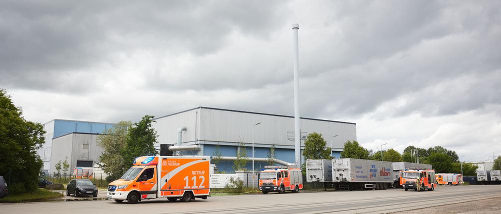 Die Feuerwehr löscht einen Brand in einer Halle im Norden Berlins. 