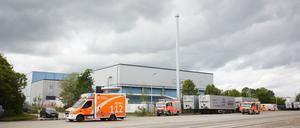 Die Feuerwehr löscht einen Brand in einer Halle im Norden Berlins. 