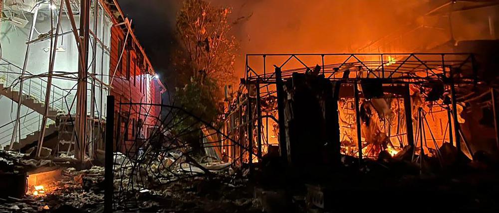 Dieses vom ukrainischen Katastrophenschutz am 6. Juni 2025 veröffentlichte Handout-Foto zeigt beschädigte und brennende Gebäude nach einem russischen Angriff in der Region Poltawa.