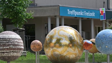 Außenansicht und Eingang des Treffpunktes Freizeit in Potsdam