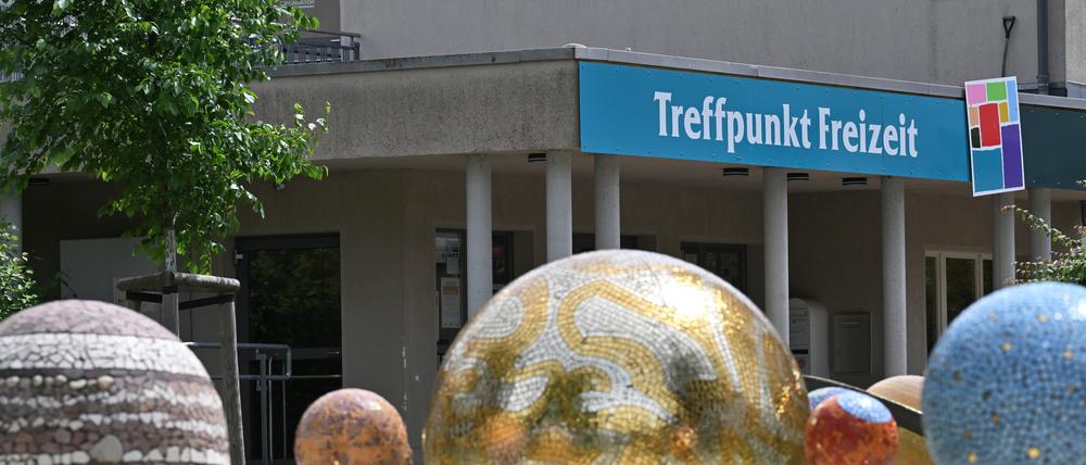 Außenansicht und Eingang des Treffpunktes Freizeit in Potsdam