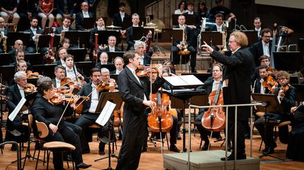 Noah Bendix-Balgley und Stéphane Denève mit den Berliner Philharmonikern, Credit: Stephan Rabold