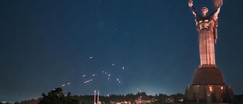 Die ukrainische Flugabwehr nimmt russische Drohnen am Himmel über Kiew unter Beschuss. 