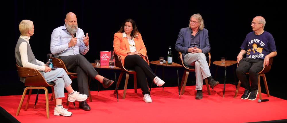 Zu Gast in der ausverkauften Potsdamer Reithalle: Moderatorin Sarah Oswald, Unternehmer Holger Friedrich, Simona Stoytchkova, Autorin des Buches „Die aus dem Osten“, Musiker Hans-Eckardt Wenzel und Medienforscher Roland Schatz.