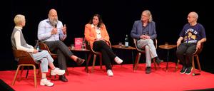 Zu Gast in der ausverkauften Potsdamer Reithalle: Moderatorin Sarah Oswald, Unternehmer Holger Friedrich, Simona Stoytchkova, Autorin des Buches „Die aus dem Osten“, Musiker Hans-Eckardt Wenzel und Medienforscher Roland Schatz.