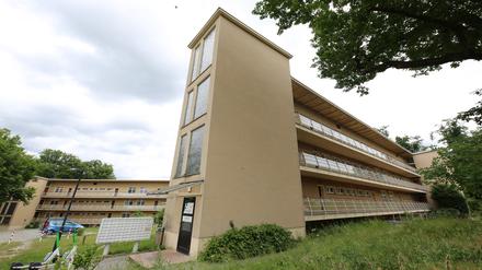 Die als Wohnheime genutzten Laubenganghäuser im Park Babelsberg wurden unter Denkmalschutz gestellt.