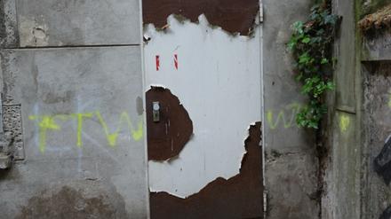 Ein Geist im Hinterhof des verfallenden Wohnhauses in der Warschauer Straße 25, bei dem der Bezirk Friedrichshain-Kreuzberg gern das Vorkaufsrecht anwenden würde.