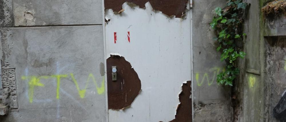 Ein Geist im Hinterhof des verfallenden Wohnhauses in der Warschauer Straße 25, bei dem der Bezirk Friedrichshain-Kreuzberg gern das Vorkaufsrecht anwenden würde.