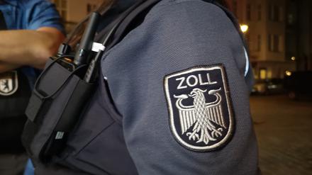 Zoll, Polizei und Ordnungsamt während eines Einsatzes in Berlin-Neukölln.
