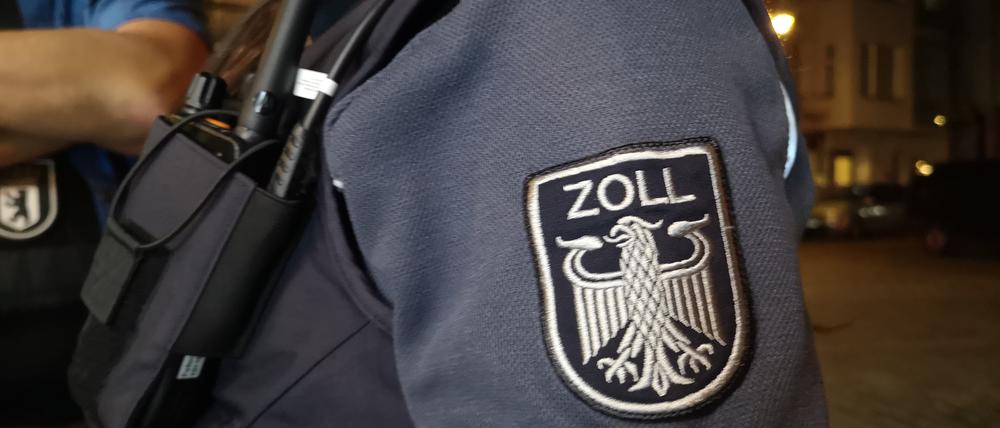 Zoll, Polizei und Ordnungsamt während eines Einsatzes in Berlin-Neukölln.