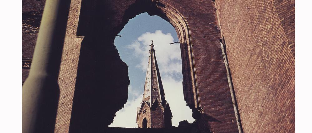 Die Berliner Petrikirche während der Sprengung in den 1960er Jahren.