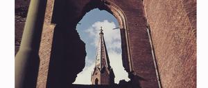 Die Berliner Petrikirche während der Sprengung in den 1960er Jahren.