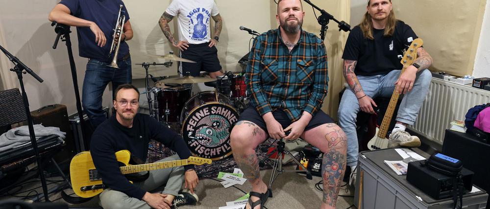 Feine Sahne Fischfilet in ihrem Proberaum. Das neueste Album der Band schoss auf Rang eins. (Archivbild).