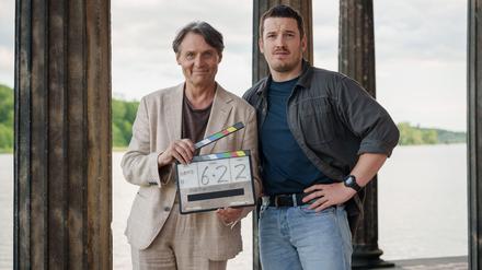 Wolfgang Bahro (l., spielt „Armin Weber“) und Felix Kreutzer (spielt „Gregor Weber“) sind im Januar in „Haveltod - Ein Potsdam Krimi“ zu sehen