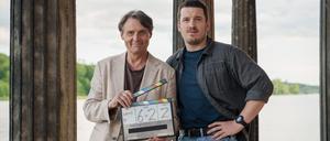 Wolfgang Bahro (l.) und Felix Kreutzer stehen derzeit für den RTL-Krimi „Haveltod - Ein Potsdam Krimi“ unter anderem an der Sacrower Heilandskirche vor der Kamera.