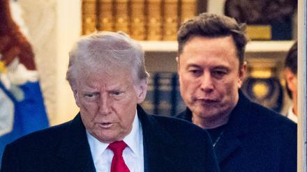 US-Präsident Donald Trump und Elon Musk verlassen das Oval Office (Symbolbild).