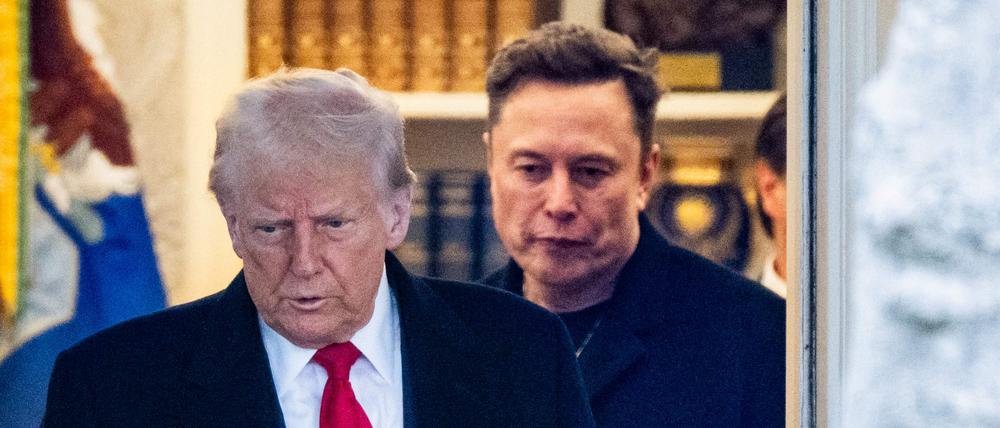 US-Präsident Donald Trump und Elon Musk verlassen das Oval Office (Symbolbild).
