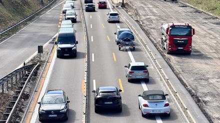 Seit 2024 wird die Autobahn A115 zwischen Landesgrenze Berlin und Spanische Allee saniert. Geplant wurde die Sanierung bereits seit 2014 – doch dann dauerte es und die Autobahn GmbH übernahm.