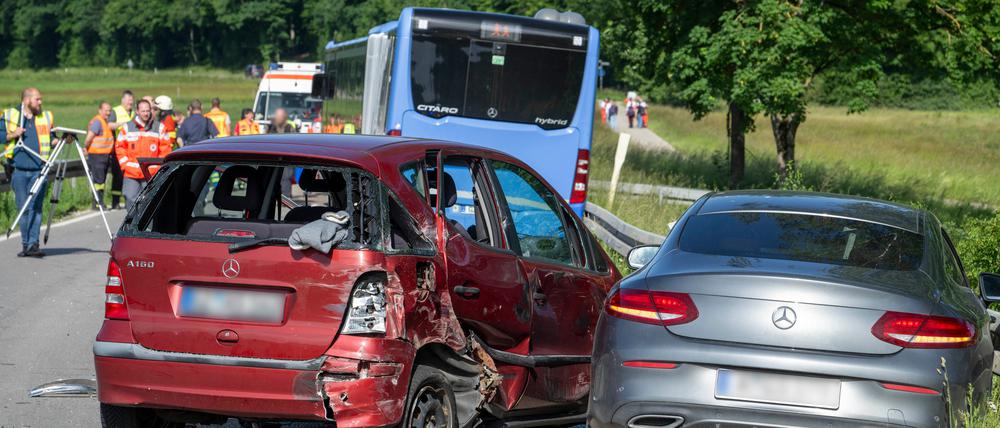 Polizei und Rettungskräfte arbeiten an der Unfallstelle.