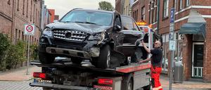 Das Unfallfahrzeug wird auf einem Abschleppwagen abtransportiert.