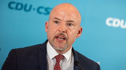 CSU-Landesgruppenchef Alexander Hoffmann erhebt schwere Vorwürfe gegen die Menschenrechtsorganisation Pro Asyl. (Archivbild)