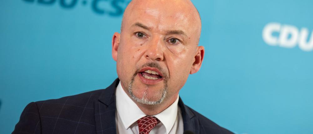 CSU-Landesgruppenchef Alexander Hoffmann erhebt schwere Vorwürfe gegen die Menschenrechtsorganisation Pro Asyl. (Archivbild)