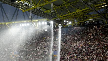 Der Kletterer hatte sich in der Dachkonstruktion des Stadions aufgehalten. Das Spiel war wegen eines Gewitters unterbrochen worden. 