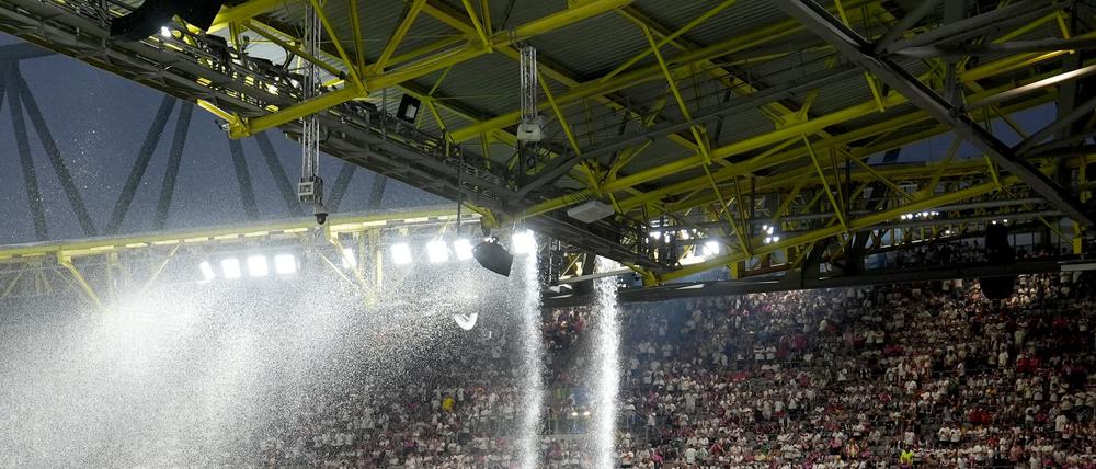 Der Kletterer hatte sich in der Dachkonstruktion des Stadions aufgehalten. Das Spiel war wegen eines Gewitters unterbrochen worden. 