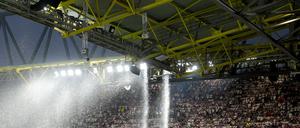 Der Kletterer hatte sich in der Dachkonstruktion des Stadions aufgehalten. Das Spiel war wegen eines Gewitters unterbrochen worden.