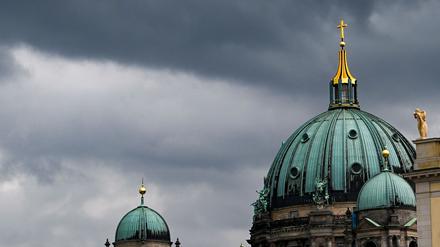Zum Pfingstwochenende müssen sich die Menschen in der Hauptstadtregion auf Schauer und Gewitter einstellen. (Archivbild)