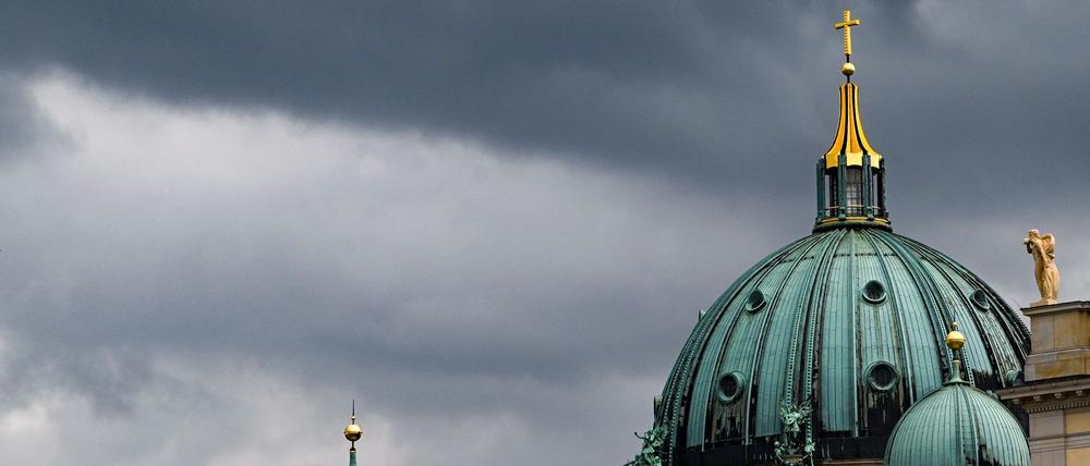 Zum Pfingstwochenende müssen sich die Menschen in der Hauptstadtregion auf Schauer und Gewitter einstellen. (Archivbild)