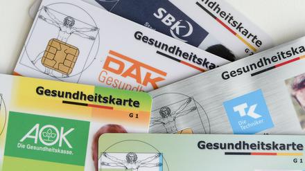 Gesundheitskarten verschiedener Krankenkassen.