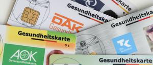 Gesundheitskarten verschiedener Krankenkassen.