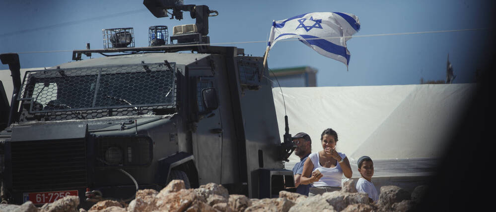 Siedler haben eine israelische Flagge im Westjordanland gehisst.