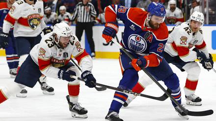 Leon Draisaitl musste sich mit den Edmonton Oilers im zweiten Finalspiel um den Stanley Cup den Florida Panthers geschlagen geben. 