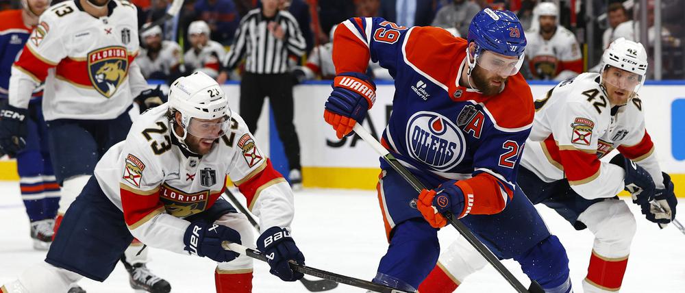 Leon Draisaitl musste sich mit den Edmonton Oilers im zweiten Finalspiel um den Stanley Cup den Florida Panthers geschlagen geben. 