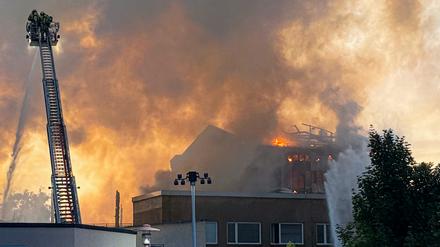 Die Feuerwehr löscht den Großbrand im früheren Domizil der Staatsoperette in Dresden-Leuben. 