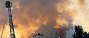 Die Feuerwehr löscht den Großbrand im früheren Domizil der Staatsoperette in Dresden-Leuben. 
