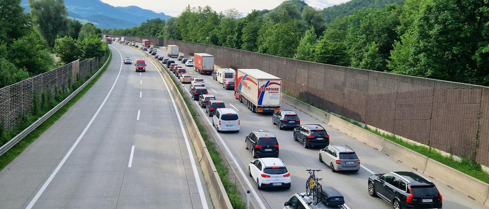 Die Blechlawine wälzt sich Richtung Süden.