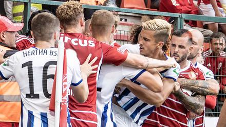 Feindliche Brüder. Im Juli 2023 trafen Hertha BSC und Standard Lüttich aufeinander, die beide zur Fußballfamilie von 777 Partners gehörten.