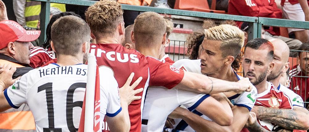 Feindliche Brüder. Im Juli 2023 trafen Hertha BSC und Standard Lüttich aufeinander, die beide zur Fußballfamilie von 777 Partners gehörten.