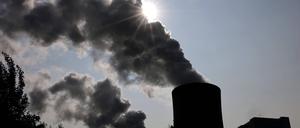 Viel Rauch kommt aus dem RWE-Kohlekraftwerk Neurath in Nordrhein-Westfalen.