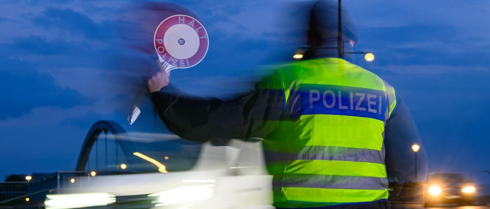 Die Bundesregierung hält an Zurückweisungen von Asylsuchenden an Grenzen fest. Doch zwischen den Koalitionspartnern Union und SPD droht bei dem Thema ein Streit. (Archivbild)