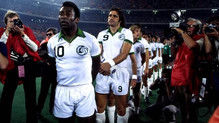 Mit Pelé (vorne) begann eine neue Zeitrechnung im US-Fußball.