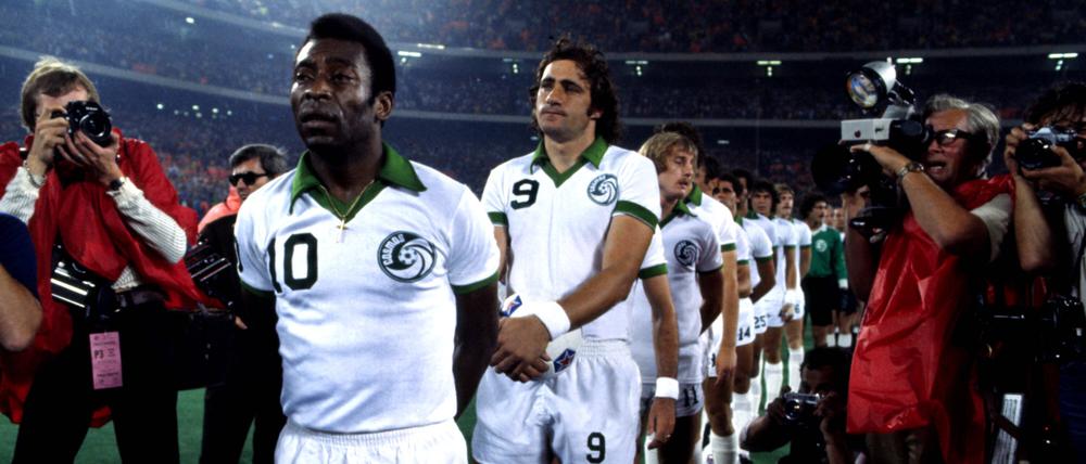 Mit Pelé (vorne) begann eine neue Zeitrechnung im US-Fußball.