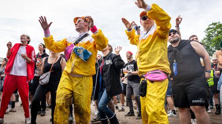 Nach dem vielen Regen tanzten viele Fans im Matsch.